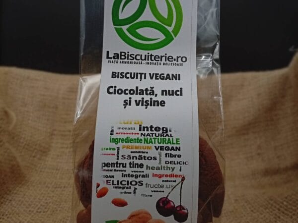 Biscuiți Vegani cu Ciocolată, Nuci și Vișine